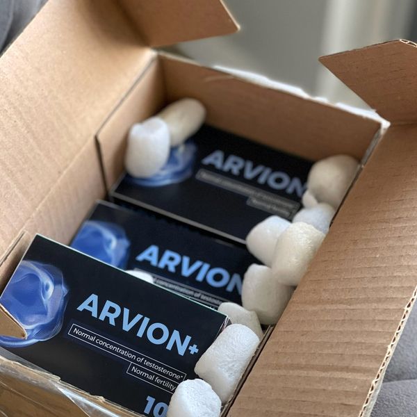 Tri krabičky Arvion+ v otvorenej kartónovej zásielkovej škatuli medzi bielymi penovými výplňovými kúskami