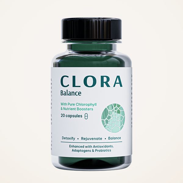 Tmavozelená fľaštička Clora Balance s čiernym uzáverom a bielou etiketou s nápisom 20 capsules na svetlom pozadí