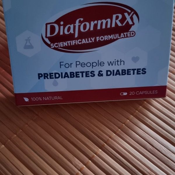 Detail prednej strany krabičky DiaformRX, ktorá stojí na hnedej bambusovej podložke