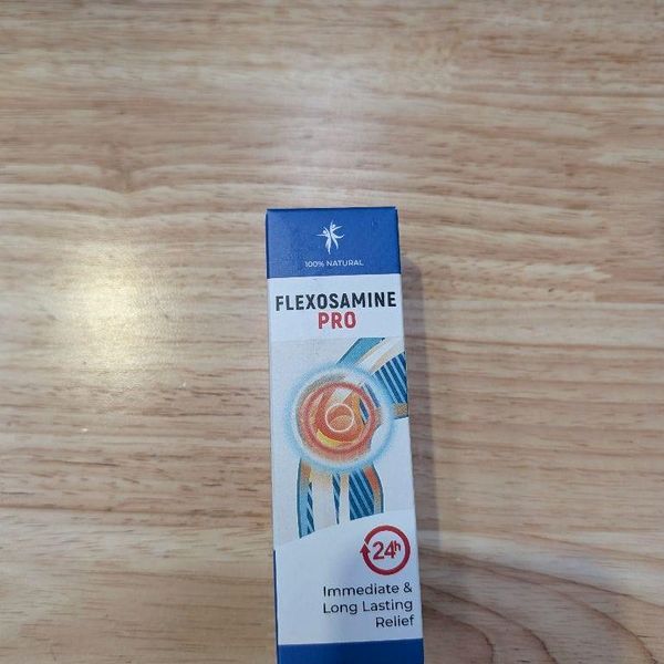 Modro-biela krabička Flexosamine PRO s kresbou kĺbu a červeným znakom 24 h leží na svetlom drevenom stole