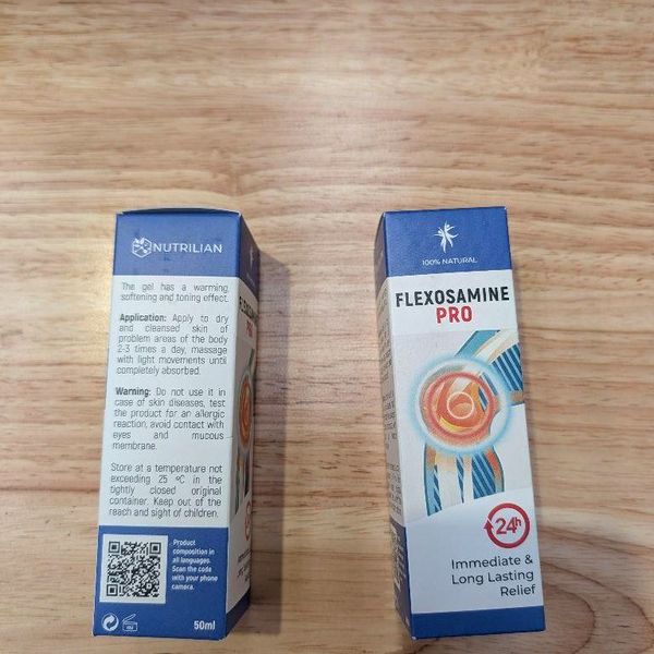 Dve krabičky Flexosamine PRO na drevenej doske, jedna čelnou stranou, druhá bokom s anglickým textom o použití a QR kódom