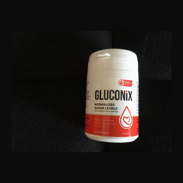 Biela dóza Gluconix so zatvoreným odklápacím viečkom položená na čiernej látke a fotená zhora
