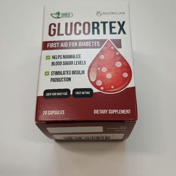 Samotná bielo-červená krabička Glucortex s kresbou veľkej kvapky, odfotená spredu a zhora na bielej podložke