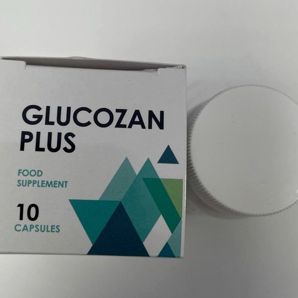 Biela krabička Glucozan Plus s tyrkysovými trojuholníkmi a nápisom 10 capsules, vedľa nej biely uzáver fľaštičky