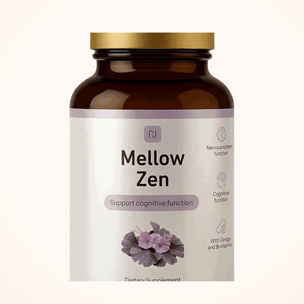 Detail etikety Mellow Zen s fialovými kvetmi, listami ginka a tromi ikonami na hnedej sklenenej dóze, krémové pozadie