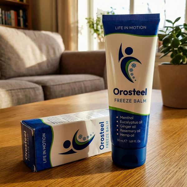 Modro-biela tuba Orosteel Freeze Balm stojí vedľa svojej krabičky na drevenom stolíku v slnečnej obývačke