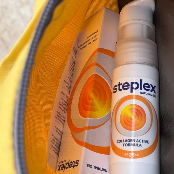 Biela fľaštička Steplex s pumpičkou a oranžovými kruhmi na etikete leží spolu s krabičkou v žltej kozmetickej taštičke