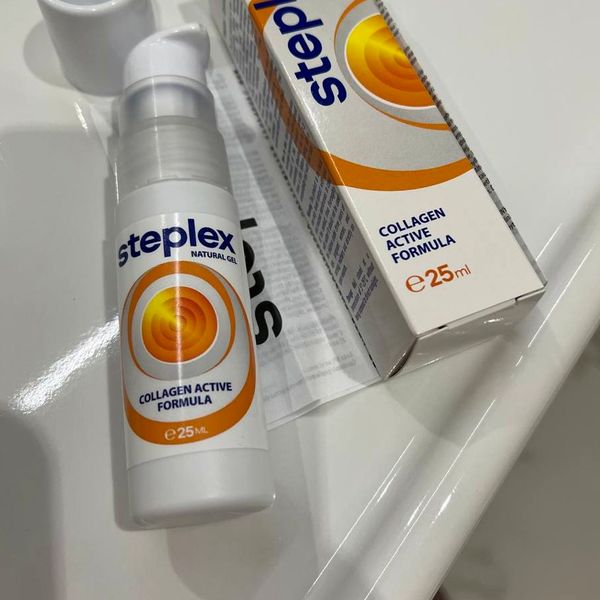 Fľaštička Steplex bez vrchnáka leží na bielom lesklom povrchu vedľa krabičky a zloženého letáka
