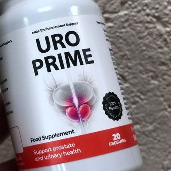 Detail naklonenej etikety UroPrime s kresbou v odtieňoch sivej a ružovej a čiernou okrúhlou pečaťou