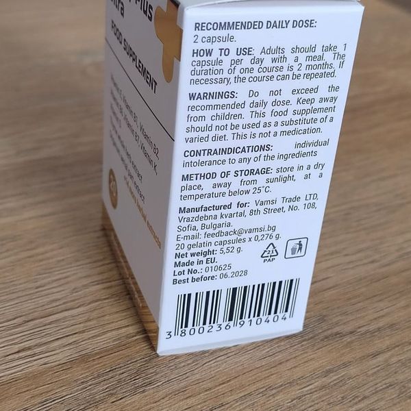 Bočná stena krabičky Vitality Plus Ultra s textom o dávkovaní, skladovaní a čiarovým kódom na drevenom stole